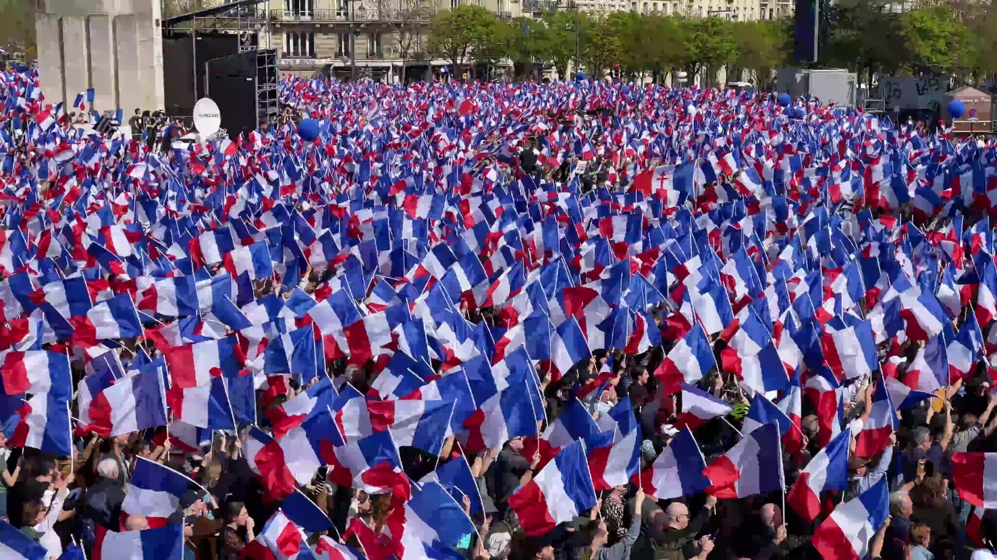 Marée de drapeaux français flottant au vent pour ouvrir le #meeting #ZemmourTrocadero #électionprési...