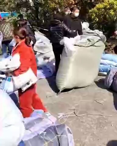  4月9号：准备将领导．征服全世界的中国共产党……一夜之间将世界的最伟大的国际城市，上海．变回了石器时代，上海太惨了……，我R你八辈祖宗共产党……