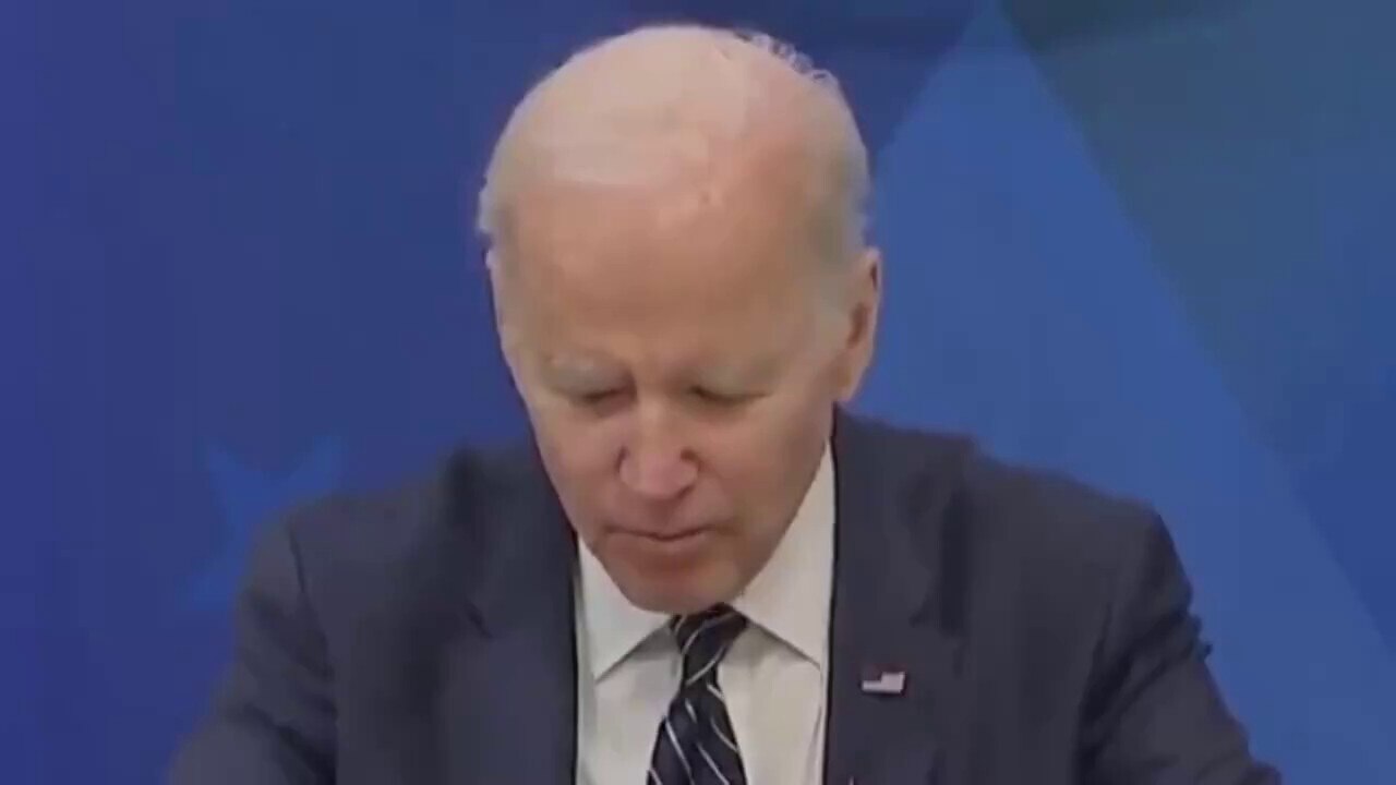 The man just sits there, disrespecting and ignoring the reporters important questions🙄. You can sen...