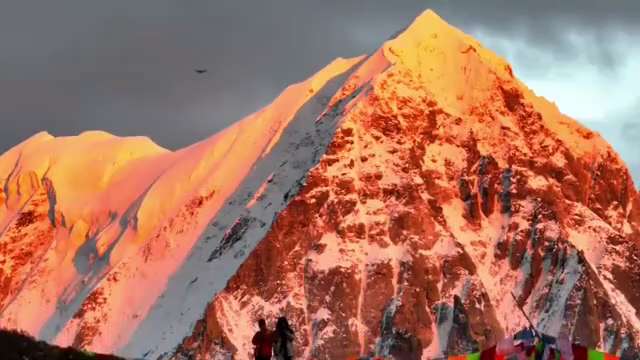 10月31日，男子在四川甘孜州，连续两天拍到两座雪山上“日照金山”的壮观场景！！
🙏🙏🙏🙏🙏🙏🙏

#日照金山