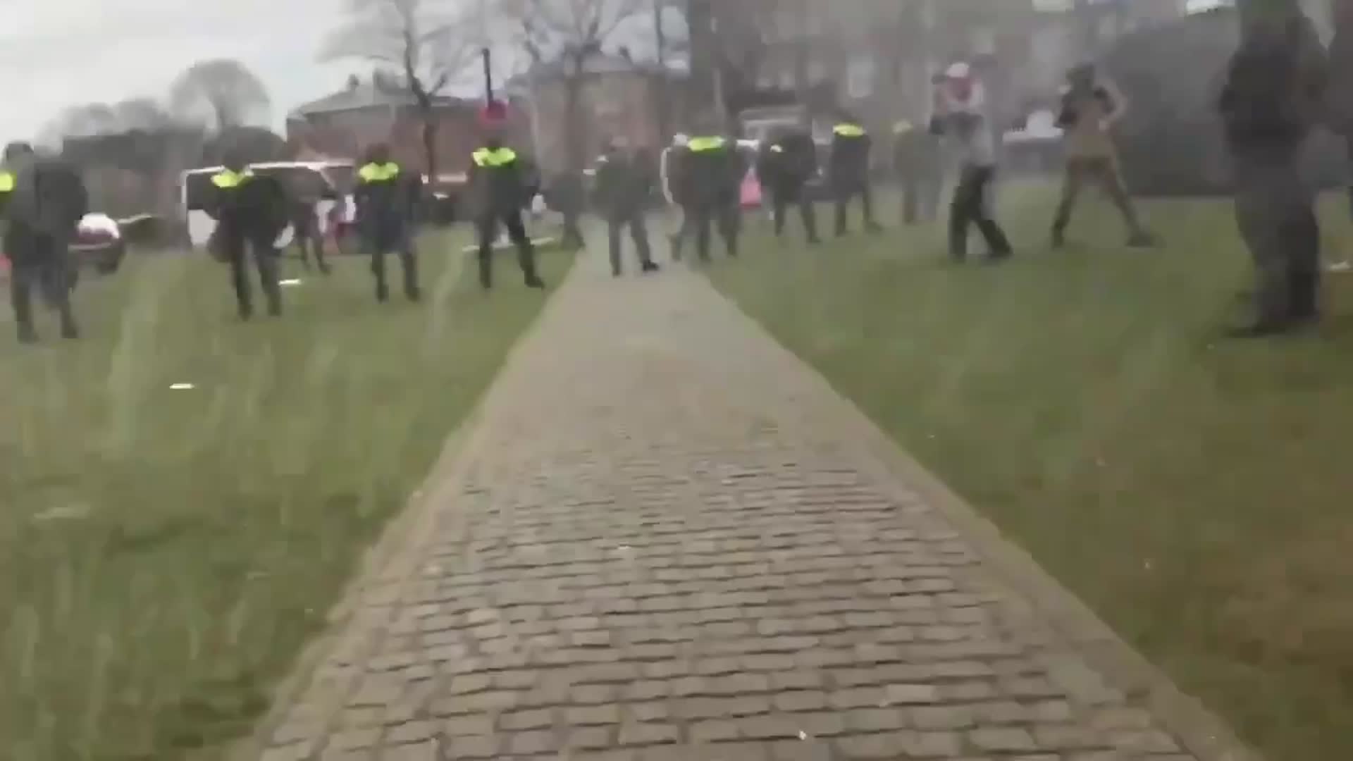 🚨World Awaking vs 警察
オランダ🇳🇱アムステルダムで、封鎖反対抗議運動に対し放水砲を導入する警察！！

⬇🇫🇷のvs警察
https://gettr.com/post/pa...