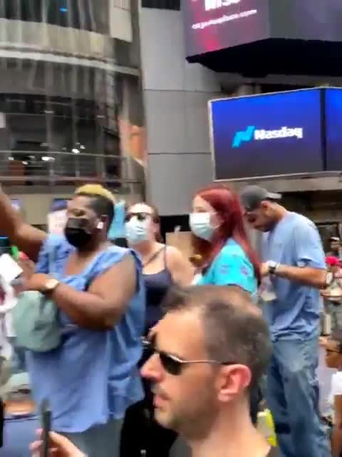 巨大的抗议：纽约人高呼“我们不会遵守”，成千上万的人抗议美国共产党拜登的疫苗规定。Huge protests: New Yorkers chanted "We will not comply" and...