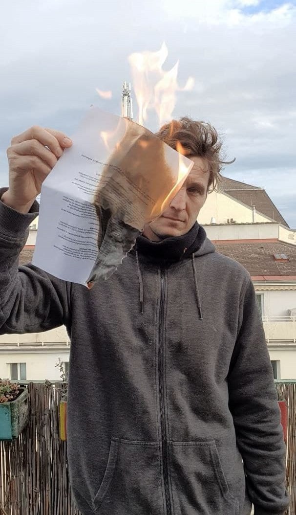 奥地利游行民众当众烧毁疫苗接种文件，对强制接种疫苗的违宪反人权的政策说“不”
奥地利人民在行动，总理昨天已经辞职，我们关注奥地利🇦🇹，世界上第一个颁布强制疫苗政策的国家！💪💪💪