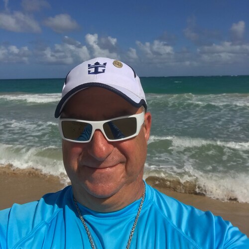 Jersey guy, living in Texas.  
“I wasn’t born here, but I got here as fast as I could”
Voracious reader, social commenta...