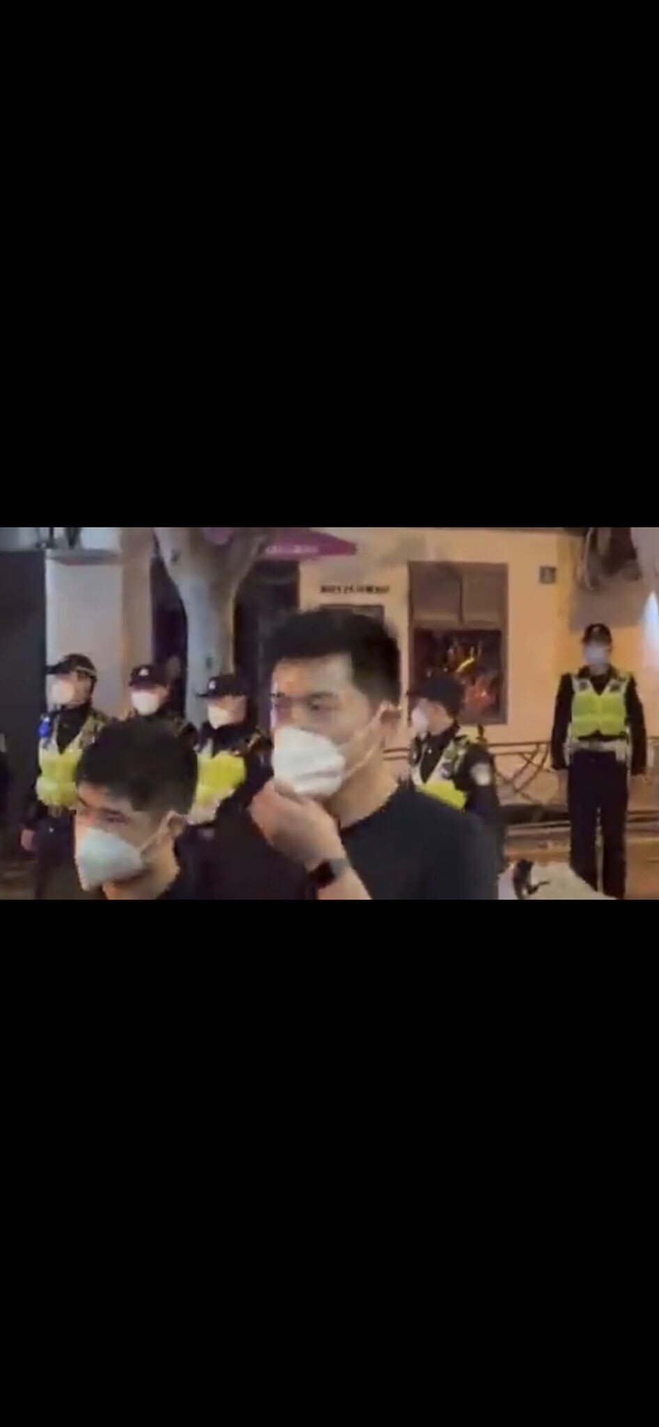 上海乌鲁木齐路便衣打人者，吴青泽，军方家庭，以人民为敌，以后会遭天谴！310104199403072872
吴青泽 男 汉族 183 学历本科 已婚 上海市徐汇区华发路368弄22号2101室 祖籍江...