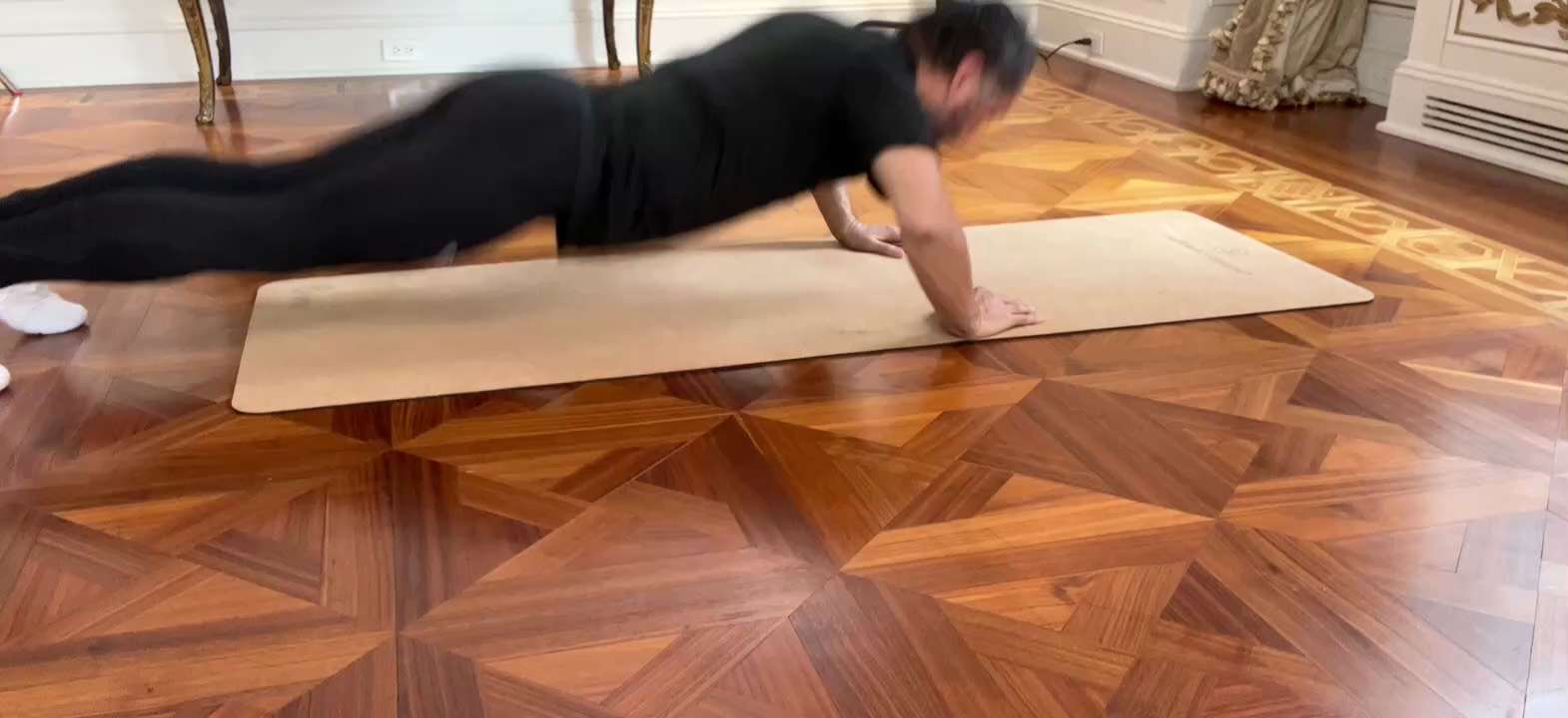 2023.02.09 正在做俯卧撑就来电话了☎️！