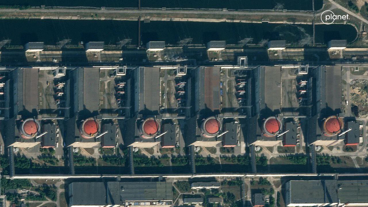 BREAKING: New sat photos of the ZNPP reactors in Ukraine, no explosives to be seen on the roof