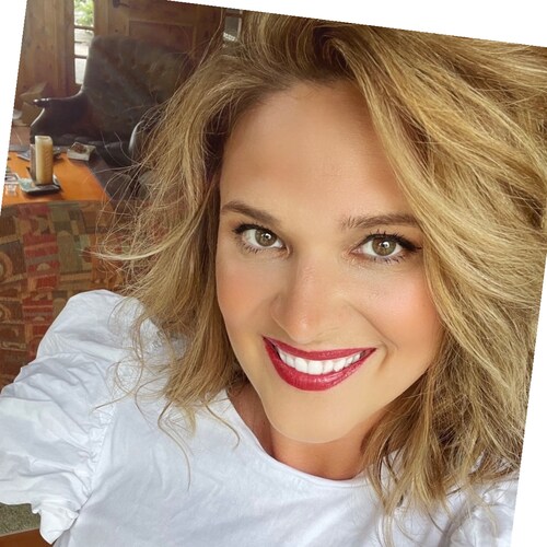 Catholic, artist, musician, hair stylist/makeup artist 🕊 🎨 🎶💇🏼‍♀️💄