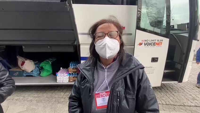 对波兰前线参与救援战友的采访，战友们来自西班牙，来自美国，废寝忘食，夜以继日，将孩子和老师们从乌克兰接到波兰，再送往西班牙。这是一次真正的国际大营救，并且是在战争状态下，在极短的时间内完成，还要面临极...