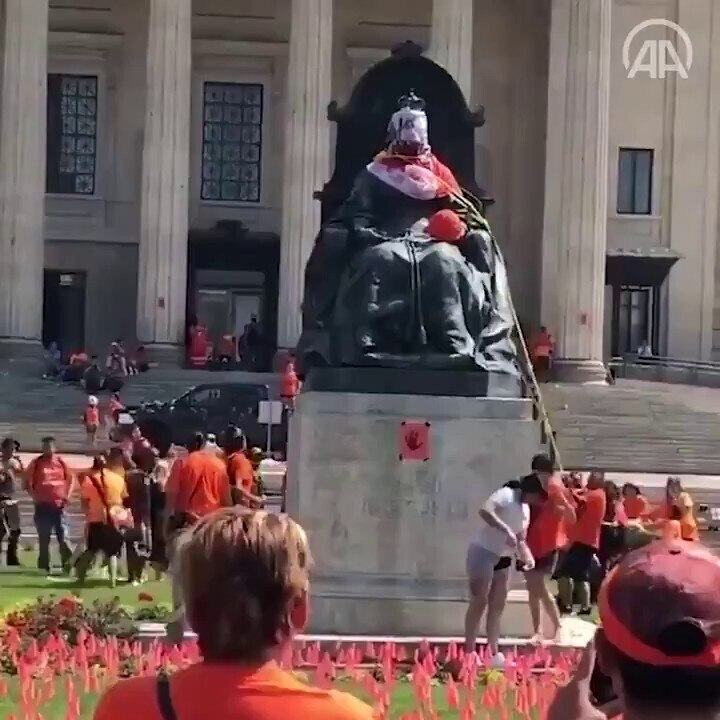 RT @PoliticsForAlI: 🚨 | NEW: Statues of Queen Victoria and Queen Elizabeth II have been toppled dur...