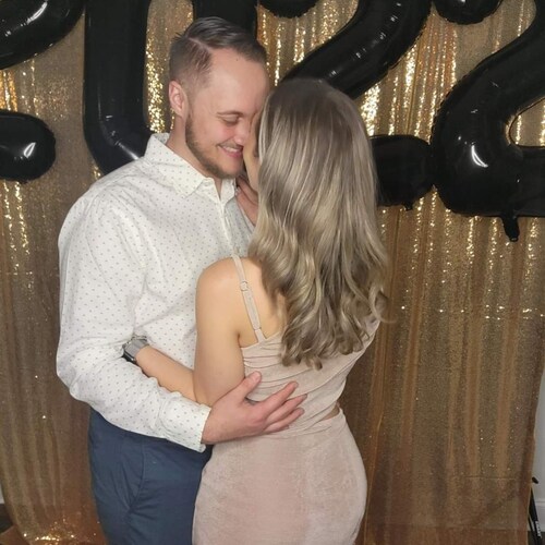 Drinking dark whiskey, Tellin white lies 🥃