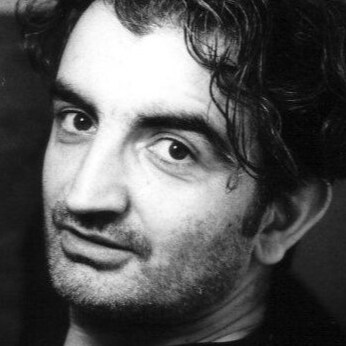 Referenz: «DER MANN OHNE EIGENSCHAFTEN» ____________________________ Andere werfen Bomben, ich schreibe. Der Unterschied...