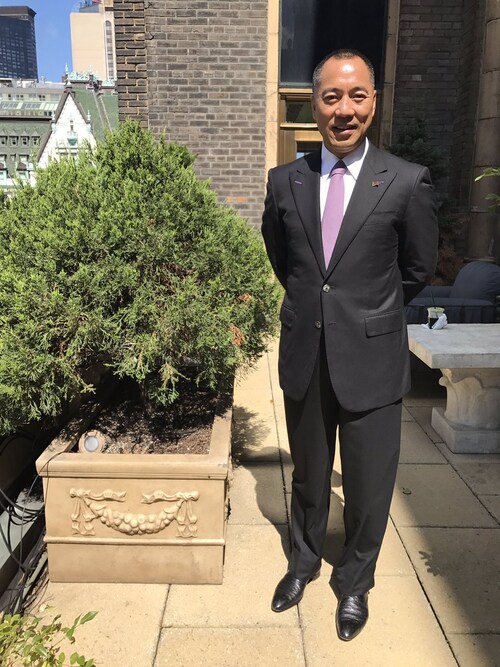 尊敬的推友们文贵今天要开十二个小时的会议．所以有的私信不能马上回复．请原谅！让子弹飞一会儿吧！让盗国贼们与他们那些小丑蹦哒蹦哒几下吧！那才会更有戏剧性．才能更让我们看清楚他们！接下来的爆料将更精釆！ ...