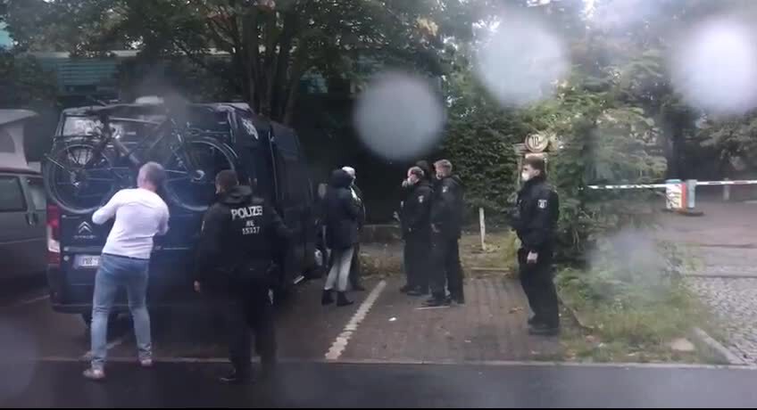 Ein paar Menschen übernachten ganz legal auf einem Parkplatz in ihrem Wohnmobil. Morgens trinken sie...