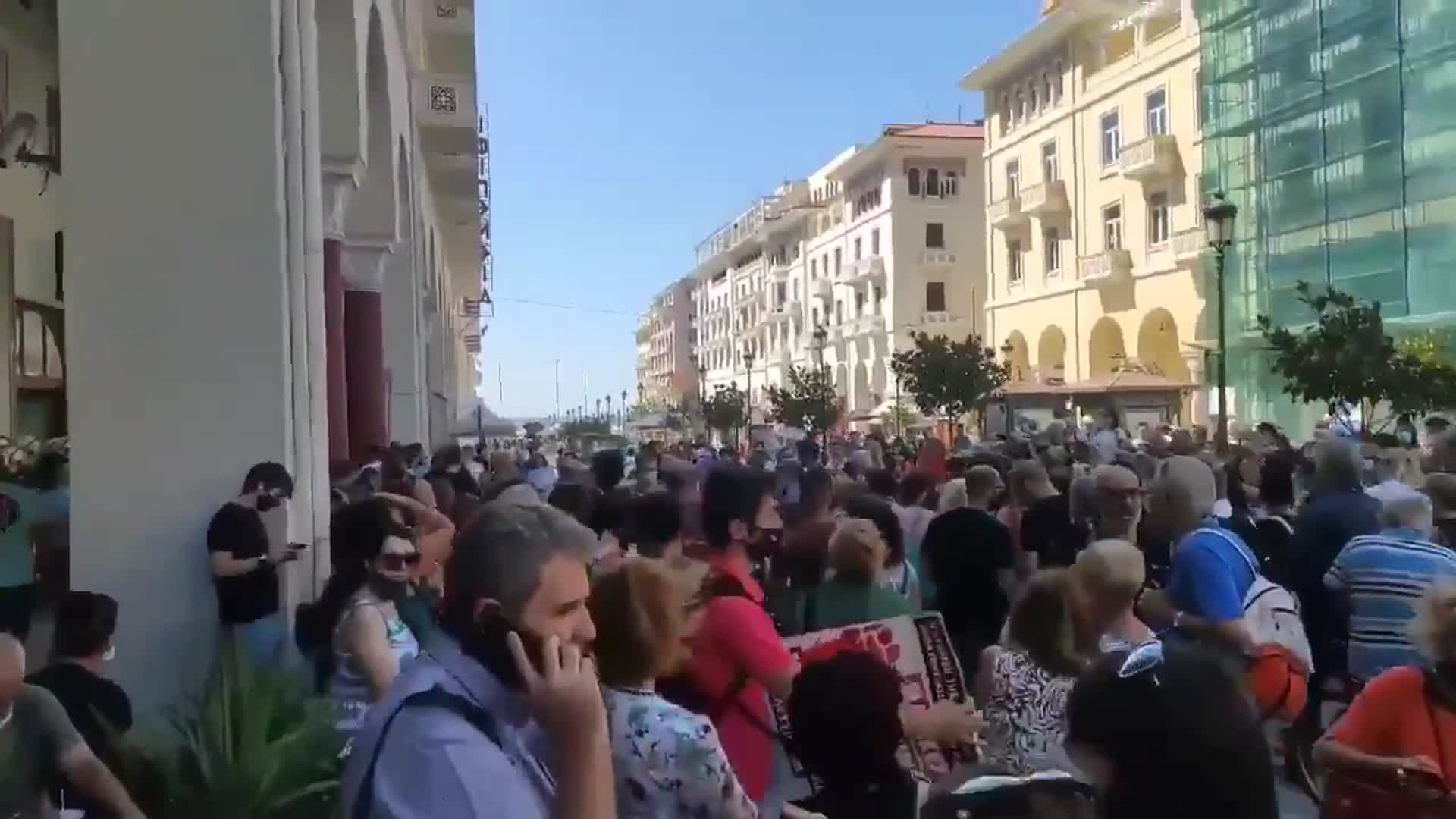 正在发生的希腊🇬🇷：希腊医生抗议强制接种疫苗 