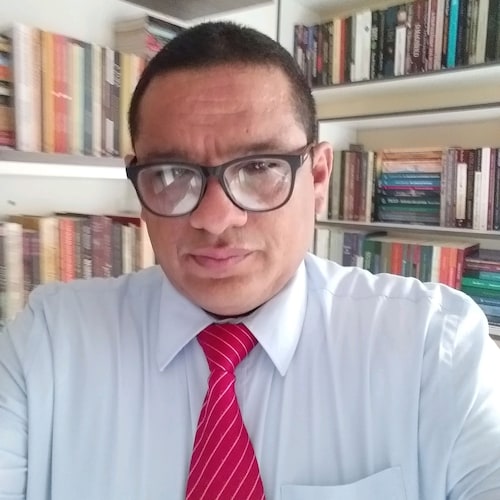 Professor, Escritor e Ministro Religioso. Doutor em Divindade (DD), Bacharel e Mestre em Teologia, Licenciado em Pedagog...