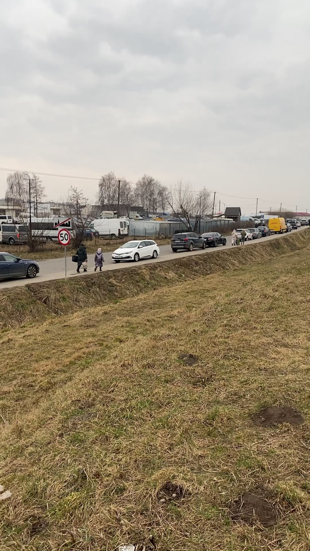 明天将在乌克兰和波兰口岸设立前哨战，后方物资补给正源源不断的运过来的路上！大量待救援的华人同胞还在乌克兰出不来，我们的飞机也进不去，但是好消息是我们已经安排好了大量巴士开进去乌克兰直接把人接出来！然后...