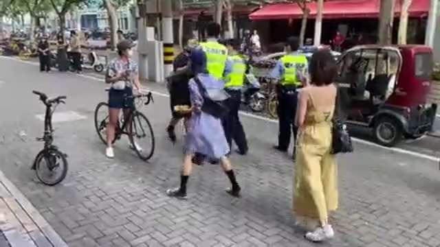 6月12日，因为该女子问警察为什么查她身份证，警察没给任何理由就暴力执法……无法无天的中国警察！
