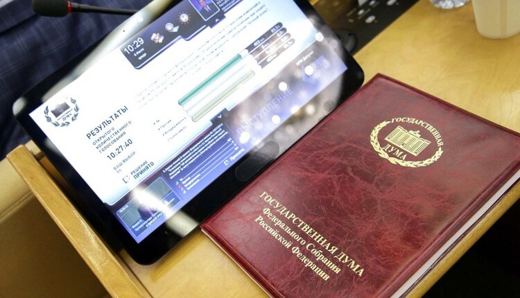 Voting in Russian... There were more deputies in favor of annexing Ukrainian lands than... present i...