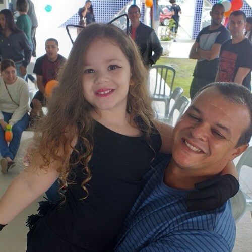 Brasileiro, que a ama a pátria, a DEUS, e a família.