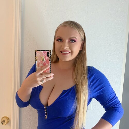 I’m funny, laid back and honest 
Nationality: America     Relationship status: single
Height: 5 ft.
Hair color: Brown
Ey...