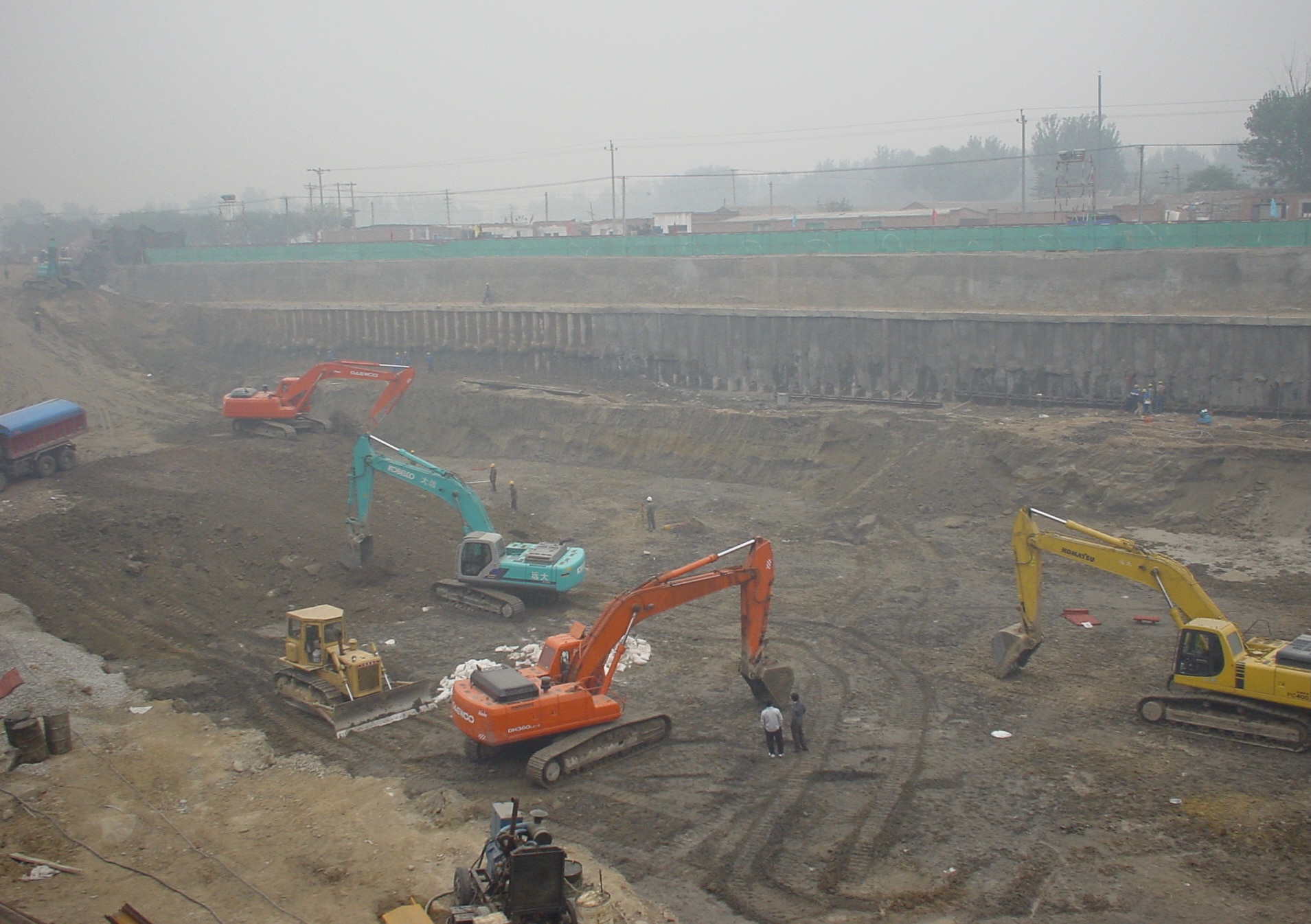 11月12号：
曾经那些牛叉的运动员……和商人们现在都成了共产党的牺牲品……这里面的人你认识几个？我喜欢，我在韩国工地时的感觉，我喜欢曾经和那些一起和我战斗的那些单纯的工程师们……美好的回忆不是吹出来...