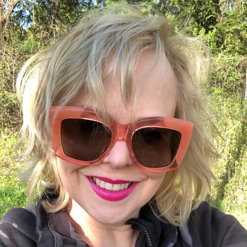 wife, musician, step-mama, dog lover, knittin kitten, and patriot! God bless America!!