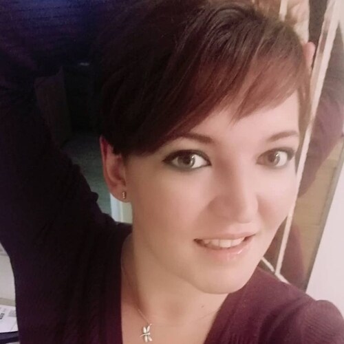 Ran away from the big city. Aspiring homemaker, traditional conversative and contradictory feminist. Currently working i...