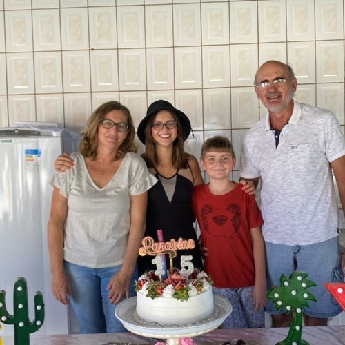 Católico, de direita, armamentista  e anticomunista, anti aborto,  gaúcho radicado no PA