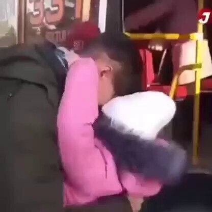 1.
Ukraine: Heartbreaking ❤️‍🩹 Father Leaving His Child 🙏🏻 To go fight a senseless war! @ROHLL5 h...