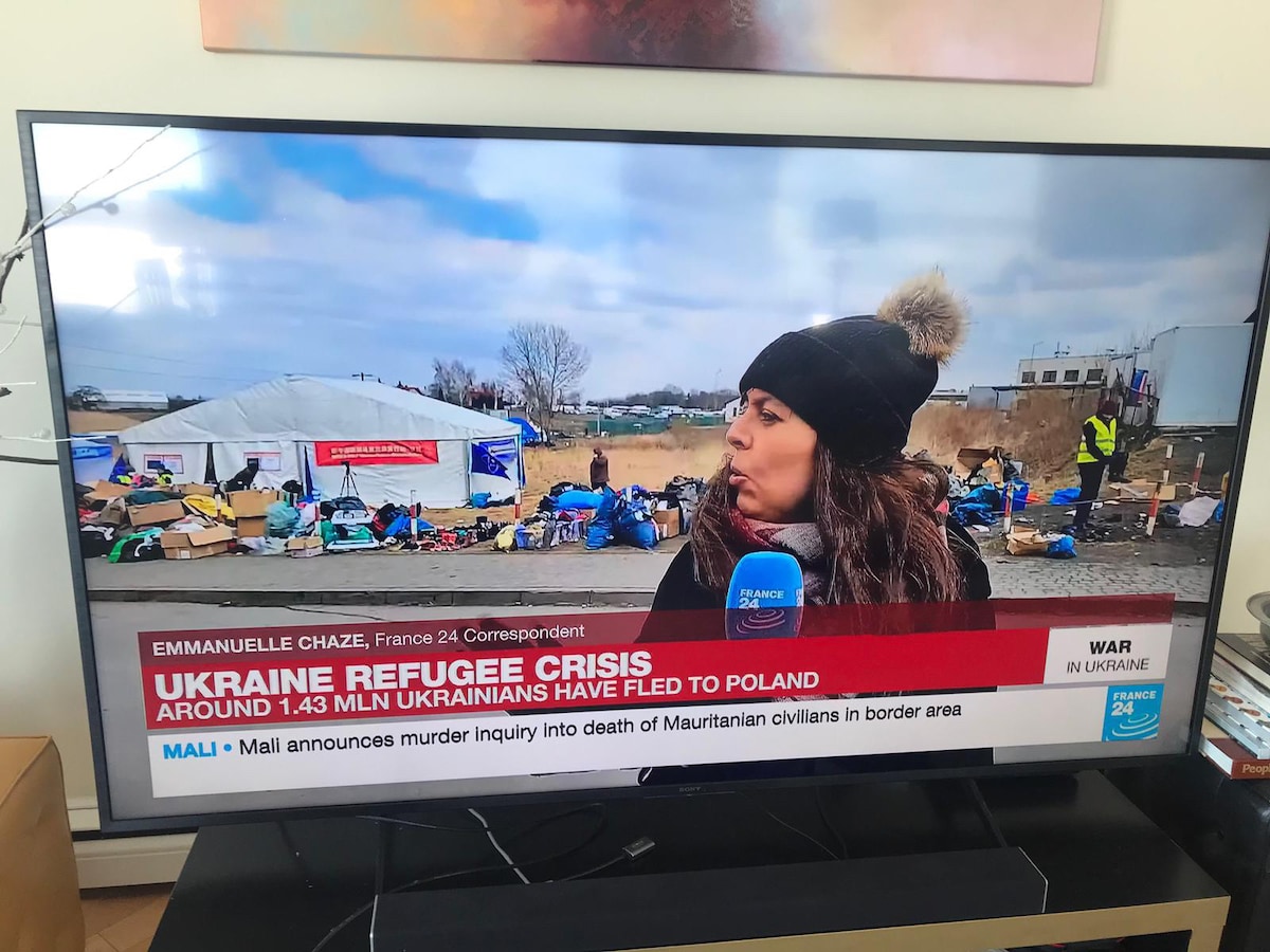 新中国联邦的大帐篷出现France24的直播画面中