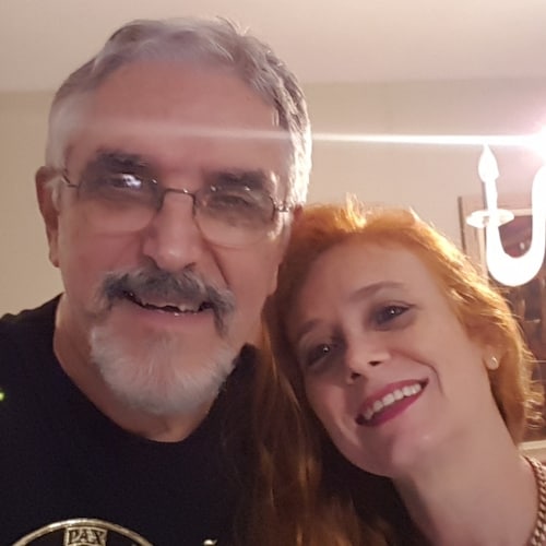 Administrador de empresas, casado, artesão, patriota conservador.