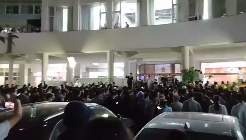  5月16号：尊敬的战友们好……在北京发生的现在．感觉有点像．八九年四月份时候的情形．差不多，但是这时候的人．绝对没有那个时候的学生勇敢，而且他们会很快地被残忍的镇压……非常残忍……下场会非常的糟糕，...