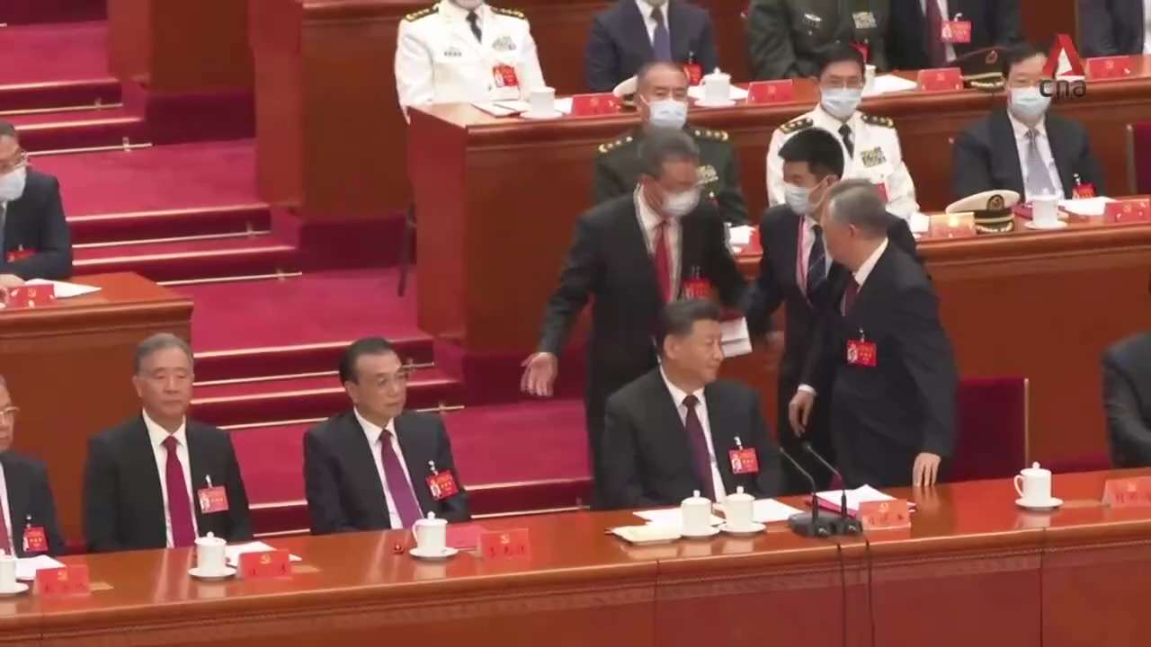 习近平对中办副主任孔绍逊说：换名单是事关党的生死存亡的大事，锦涛同志已经违法党的纪律了，把文件收回去，把锦涛同志扶出去休息。故意说得声音大，让锦涛和周围的人都听见。然后栗战书就踩住胡的脚不让他站起来。...