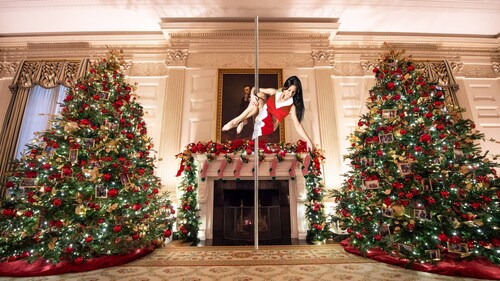 Awww... señor Hunter's stripper baby mama fixed the White House fireplace!!! THAT'S THE CHRISTMAS SP...