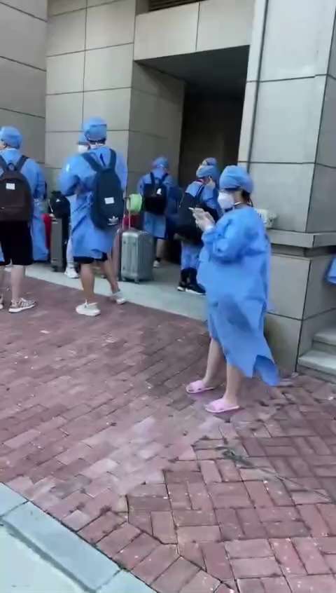 在邪恶的 #中共 统治下 什么可怕的事情都可能发生
 无锡人民医院产房里发现了一个阳性
整个所有孕产妇要被拉去隔离了
还有孩子 ，最后人手一个娃
#中共病毒  #方舱医院