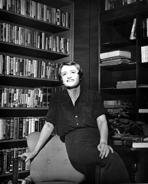 «La différence entre un État-providence et un État totalitaire est une question de temps.»
Ayn Rand
...