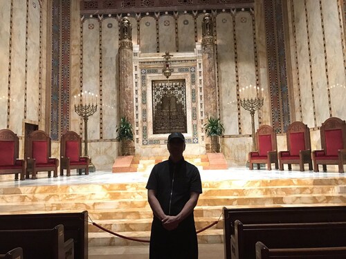 合伙人又送了两台V12超级AmG车．我都不知道该放哪了！又到了犹太堂修了一下心！希望摩西也给我发点神力😹😹😹今天的纽约展现了另一种不同的美丽！我此刻更加感激我二．三十多年前的两次挫折，让我熟悉了...