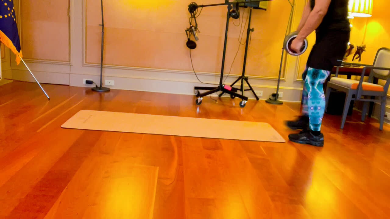 7月20号：下午7点半左右．尊敬的战友们好，你们健身了吗？想不想七个马上开始乱聊直播呀……