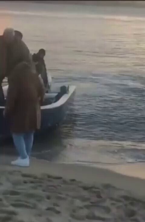 Italians who are unvaccinated are forced to ferry themselves on fishing boats since they are banned from commercial travel.
意大利没有打疫苗的人被迫用渔船通行，因为未打疫苗者不允许用公共交通。