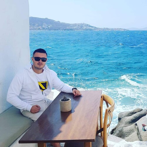 Trump supporter🇺🇸, Father of 2, Pureblooded Patriot🍊, Christ lover✝️, together we will make America GREAT again❤💙🇺�...