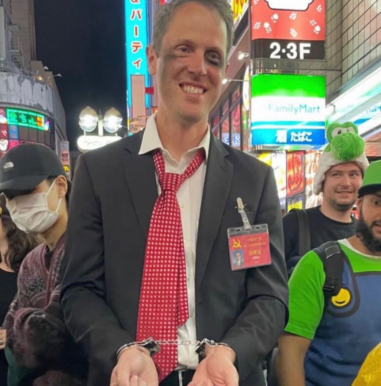 外国小哥万圣节穿成被“骗架”的胡锦涛🎃