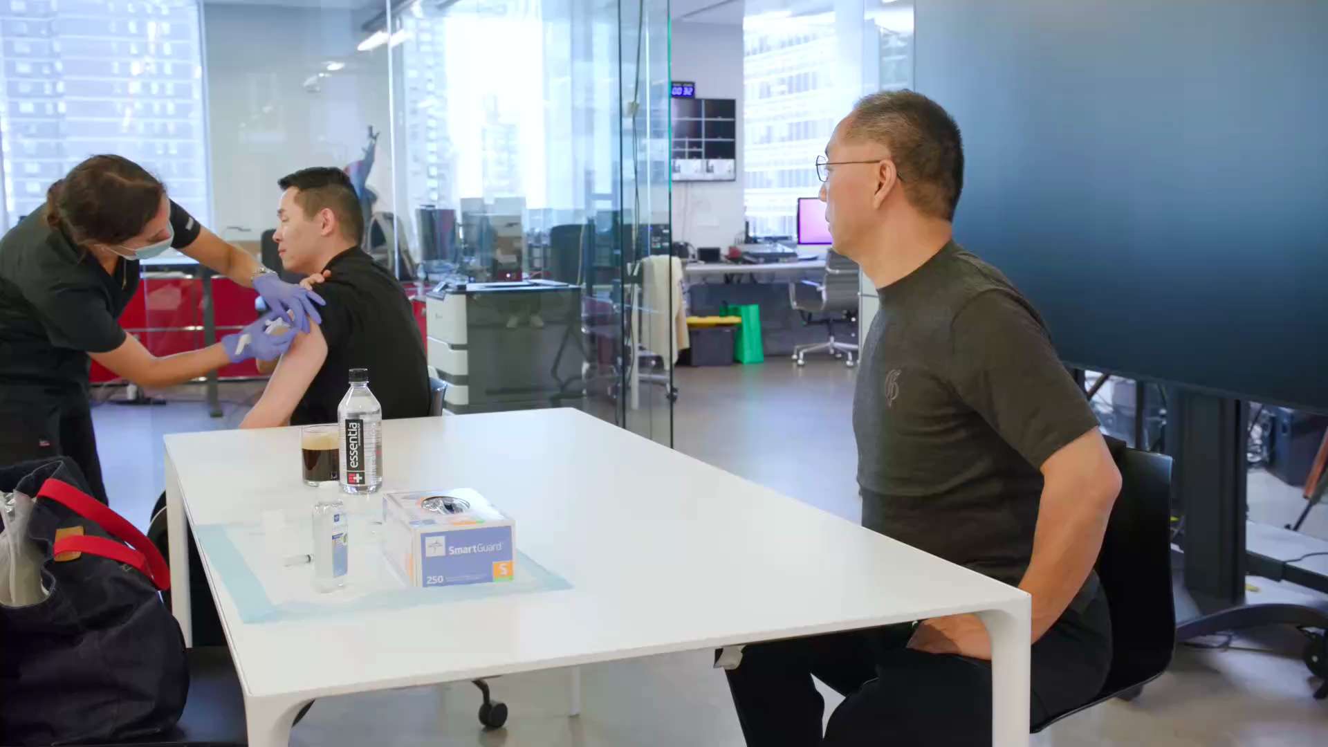 2022.10.29 
七哥和长岛哥为战友们提前试用维他命D3针剂，建议感染过和正在感染的战友按剂量连着打三个月， 每个月一次，有助于恢复健康，没有感染过的也可提高免疫力，有助预防CCP病毒；感染后使...