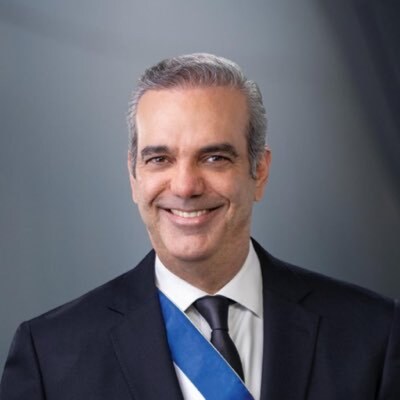 Presidente de la República Dominicana. Esposo. Padre. Mi mayor motivación: servir a la gente. #EstamosCambiando