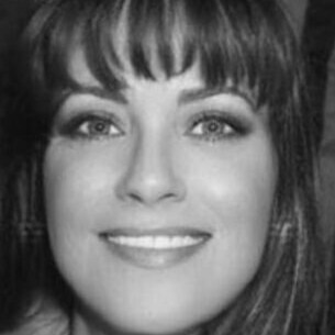 Culinary wizard. Retail diva. USAF (Retired) spouse. 100% Patriotic. Nuts about giraffes!