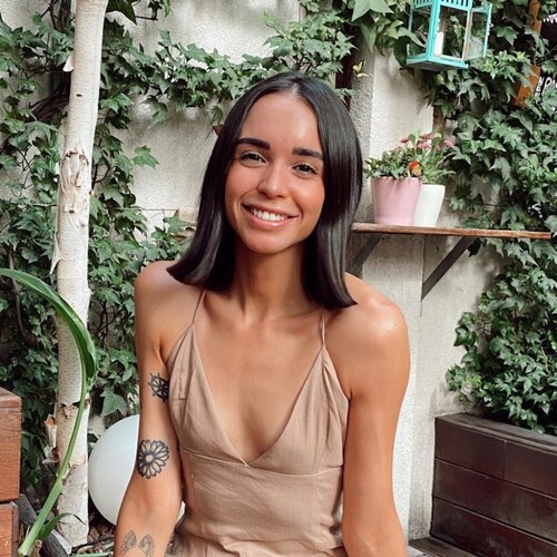 Vegetarian
Dog lover
American girl in Italy
Miss my mum and sister