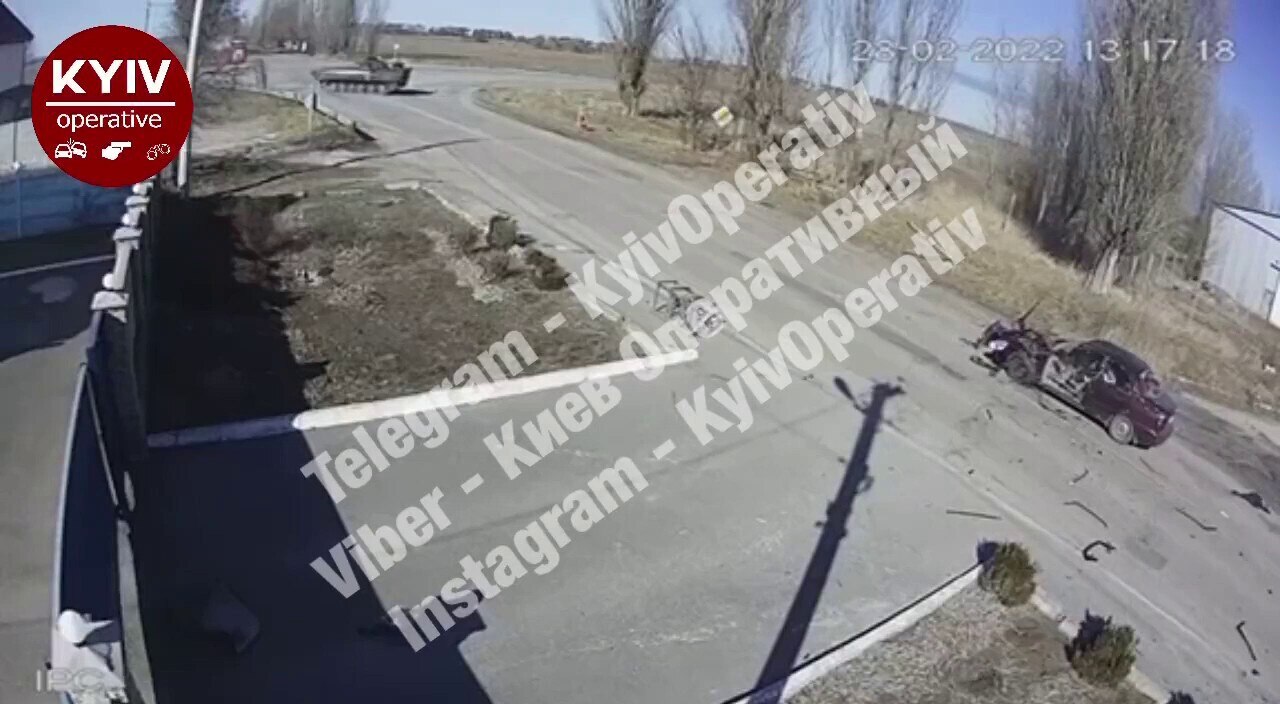 俄军步战车杀害平民

由于正面打不过乌军，俄军只能杀平民了

#乌克兰
 

