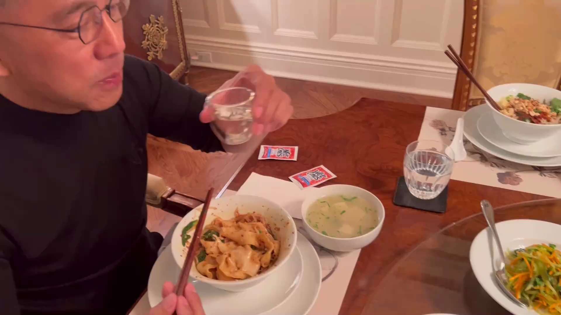 2022.10.31 尊敬的战友们好…….七哥开吃啦😍和战友们分享七嫂做的油泼面