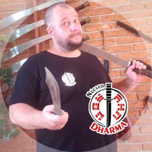 Professor e treinador do Núcleo Dharma. Combate com facas, luta corpo a corpo e tiro lúdico.