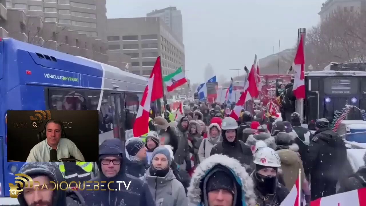 Voici une bonne façon de manifester.
Pancarte: TVRAT

Ne touchez pas au journaliste, laissez les men...